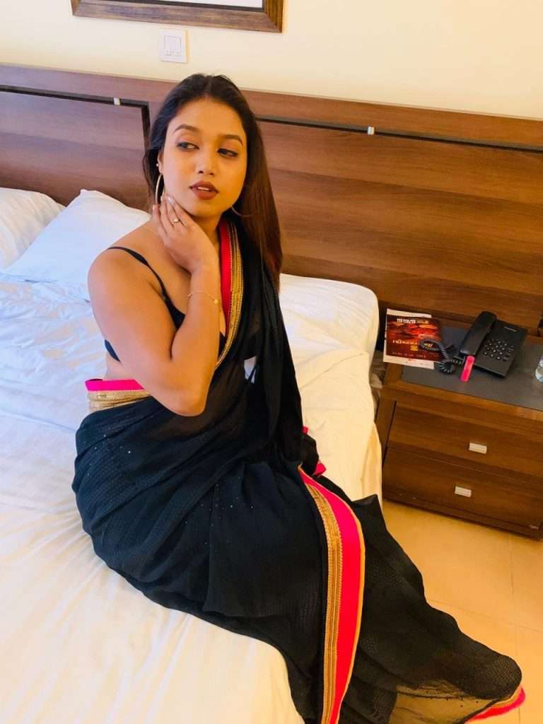 Geetika a housewife escort in Mayur Vihar, East Delhi (2)